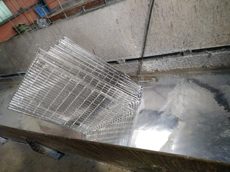 正在鍍鋅的網格柵