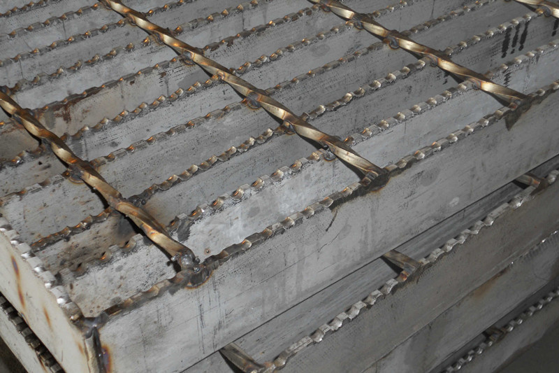 未進行拋光處理的不銹鋼鋼格板