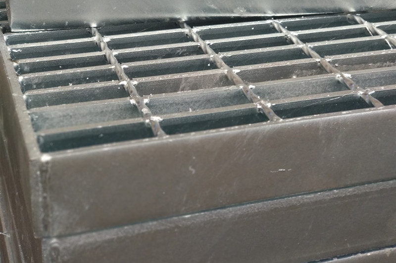 修補(bǔ)好的熱鍍鋅鋼格板