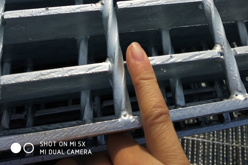 國標規(guī)格的鋼格板